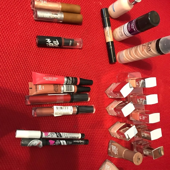 Assorted Makeup Bundle - Picture 2 of 8
